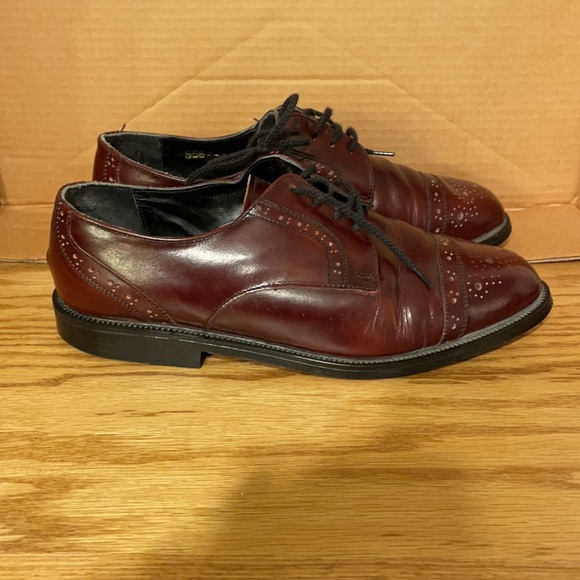 Burgundy in colour Nunn Bush brand lace up oxfords. - Picture 2 of 3